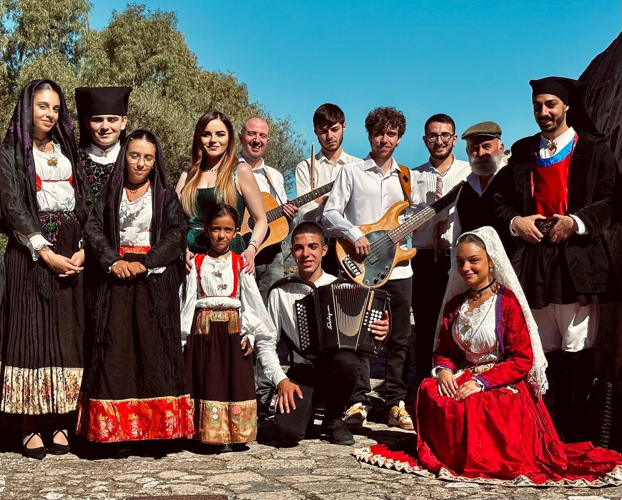 “Fizos”, l’omaggio dei Karma «all’isola e a tutti coloro che la amano». Una dedica speciale agli emigrati