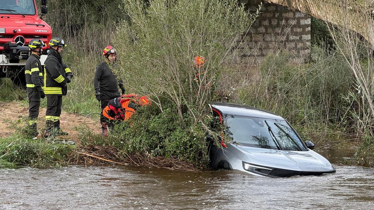 Auto trascinata dalla piena del fiume: paura per tre persone