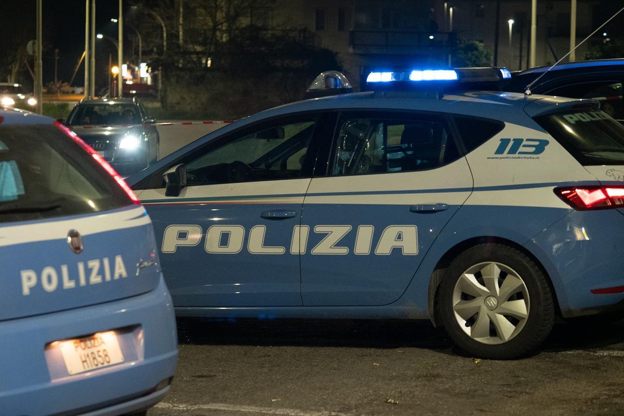 Sesto Fiorentino, la barista si rifiuta di riaprire il bar per il gruppo di amici e uno spara al soffitto: 4 arresti