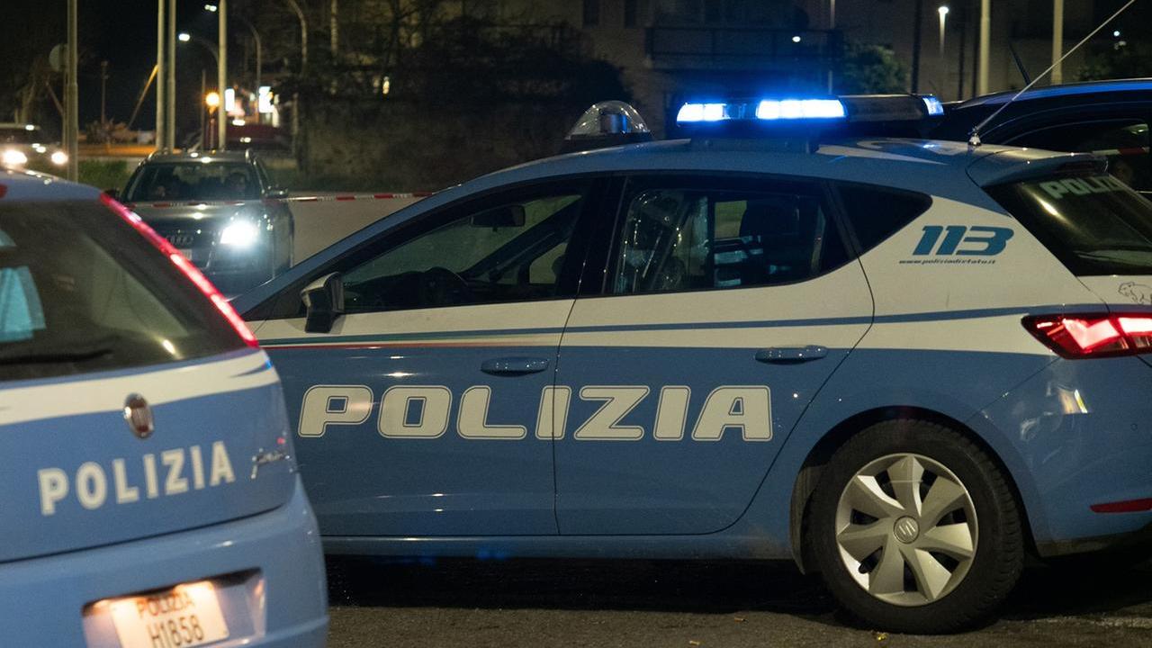 Sesto Fiorentino, la barista si rifiuta di riaprire il bar per il gruppo di amici e uno spara al soffitto: 4 arresti