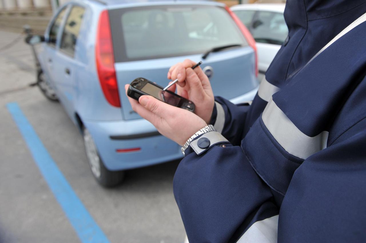 Auto in sosta negli stalli dei disabili, fioccano le multe