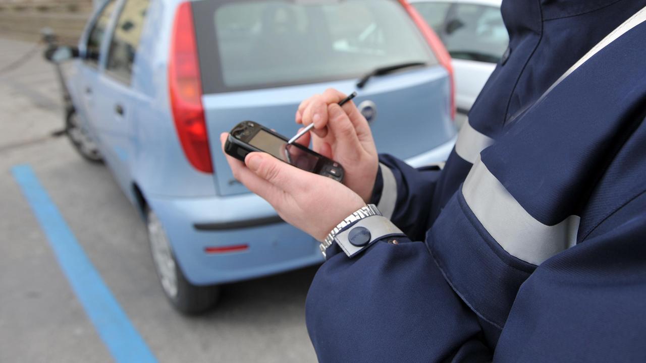 Auto in sosta negli stalli dei disabili, fioccano le multe
