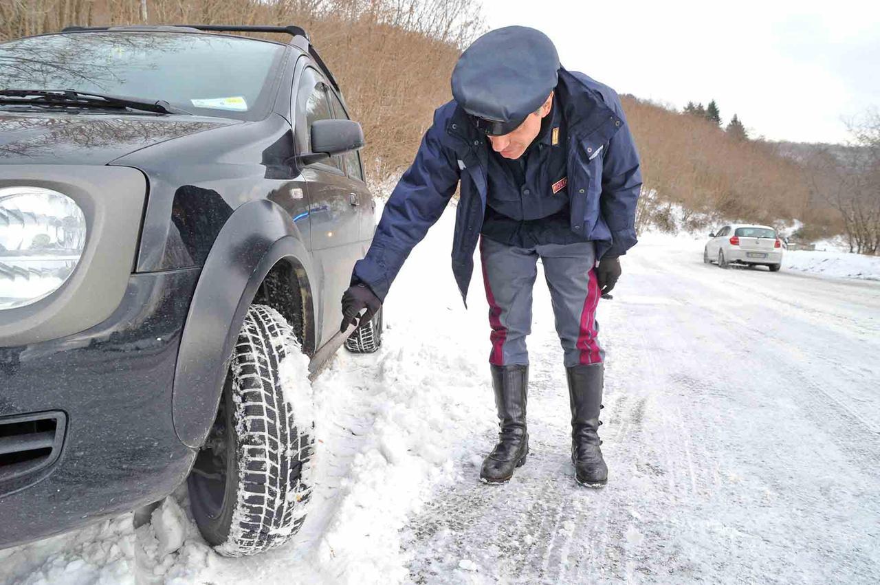Obbligo di catene a bordo o pneumatici invernali, quando scatta in Toscana