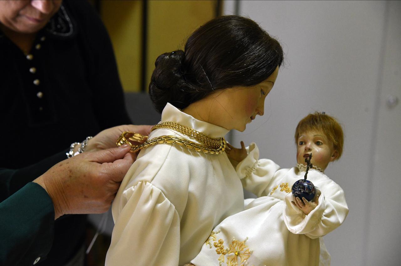 
	La vestizione del simulacro della Madonna delle Grazie (foto Massimo Locci)

