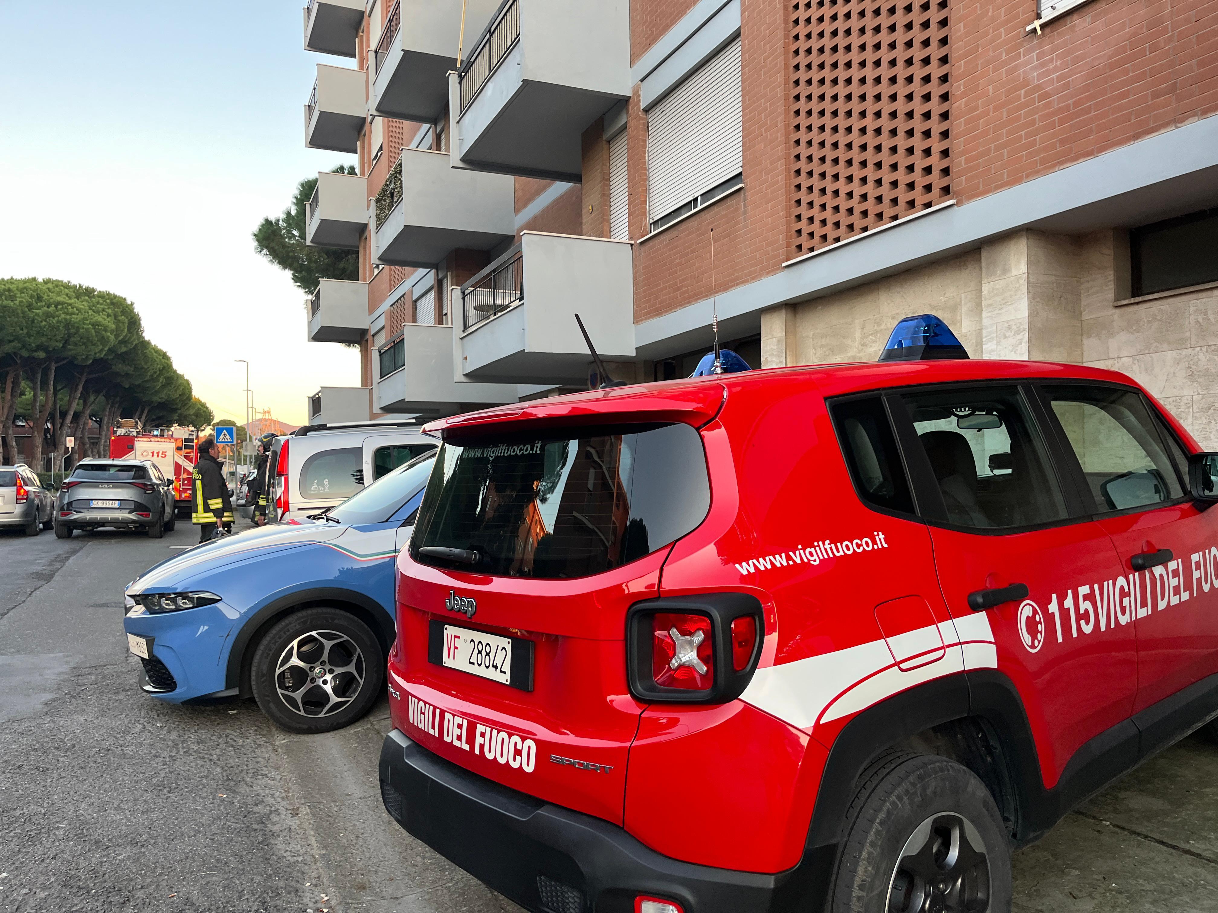 I vigili del fuoco e la polizia fuori durante l'intervento (foto Franco Silvi)