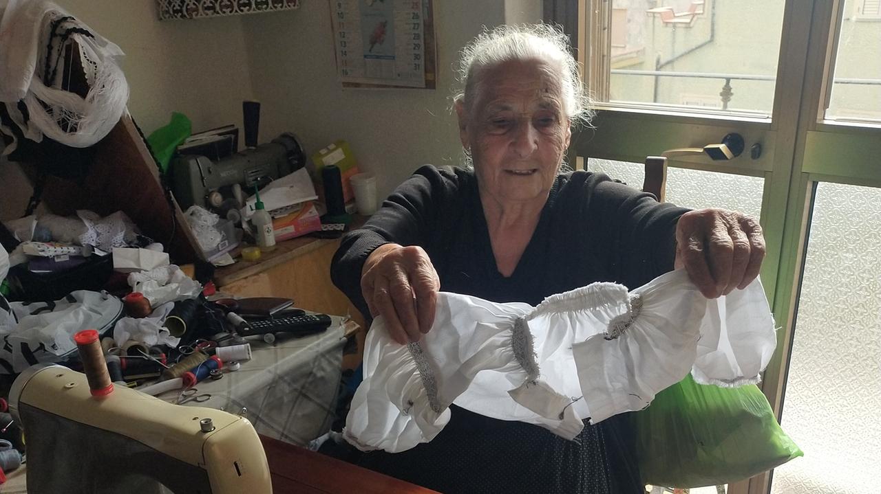 La storica sarta di Lodè tzia Adelina: «Mai avuto neppure un’influenza»