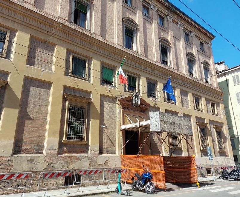 Palpeggia la sua commessa: il titolare di un negozio di Carpi va a processo