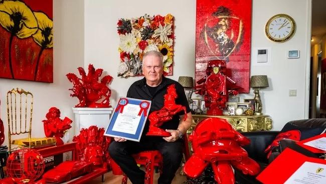 Willem Post con le sue opere e il certificato del Guinness World Record