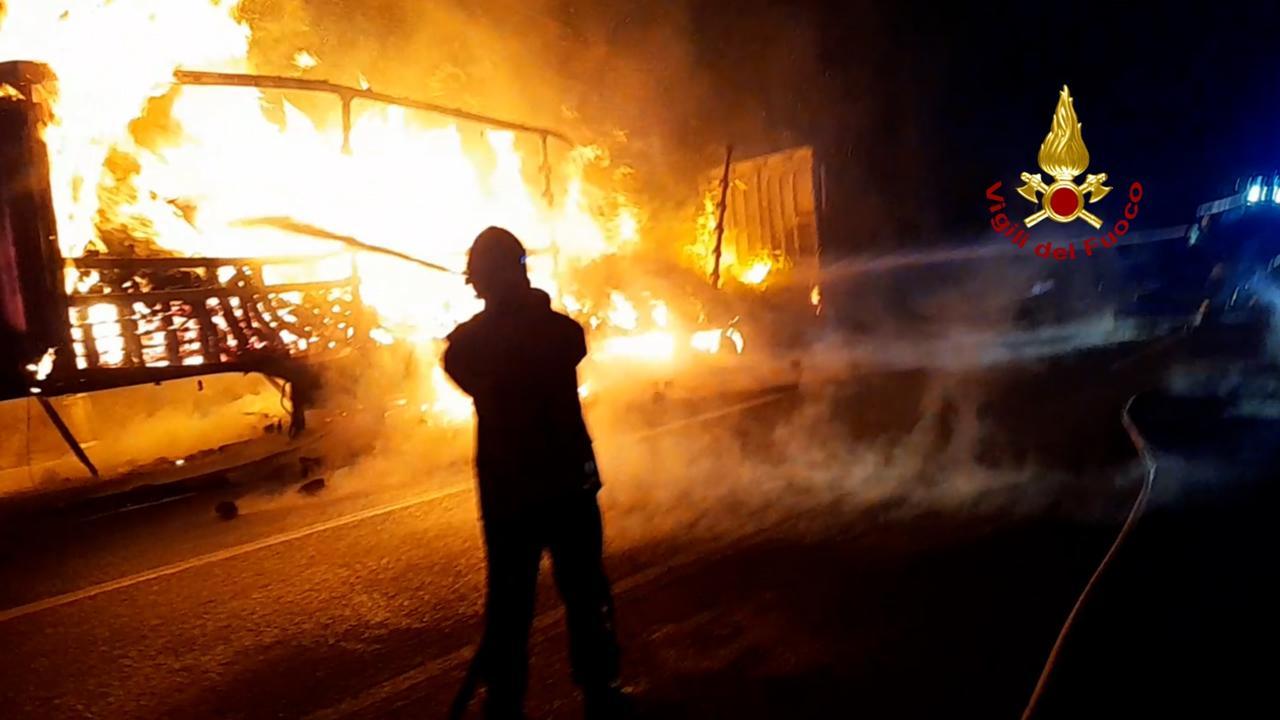 Il camion a fuoco sull'A1