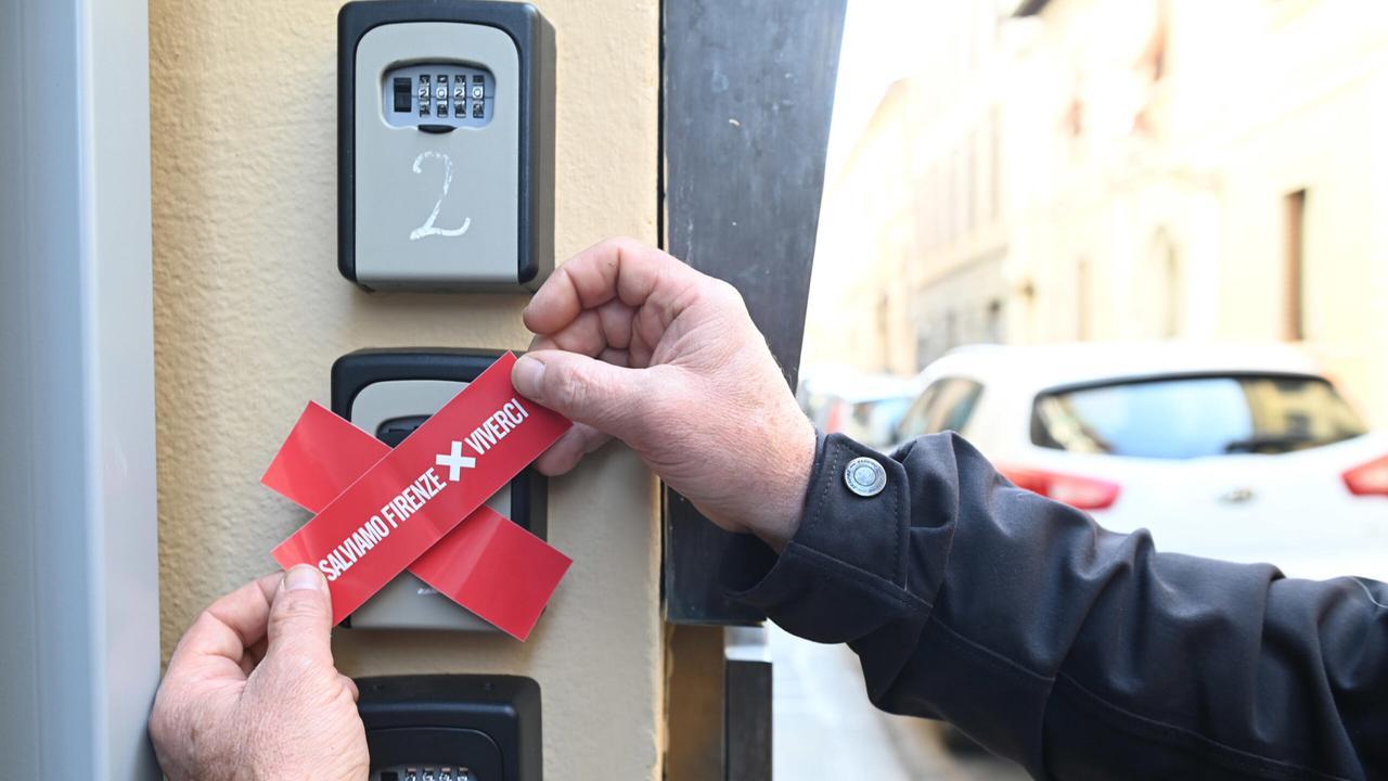 La protesta del comitato Salviamo Firenze che ha incerottato le keybox