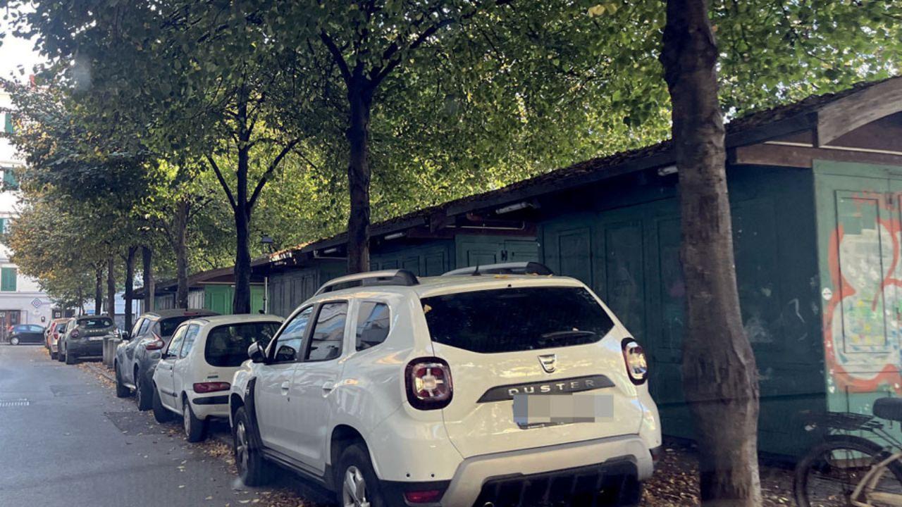 L’imbocco di piazza Garibaldi da via del Pettine con le baracchine a destra (Foto di Franco Silvi)
