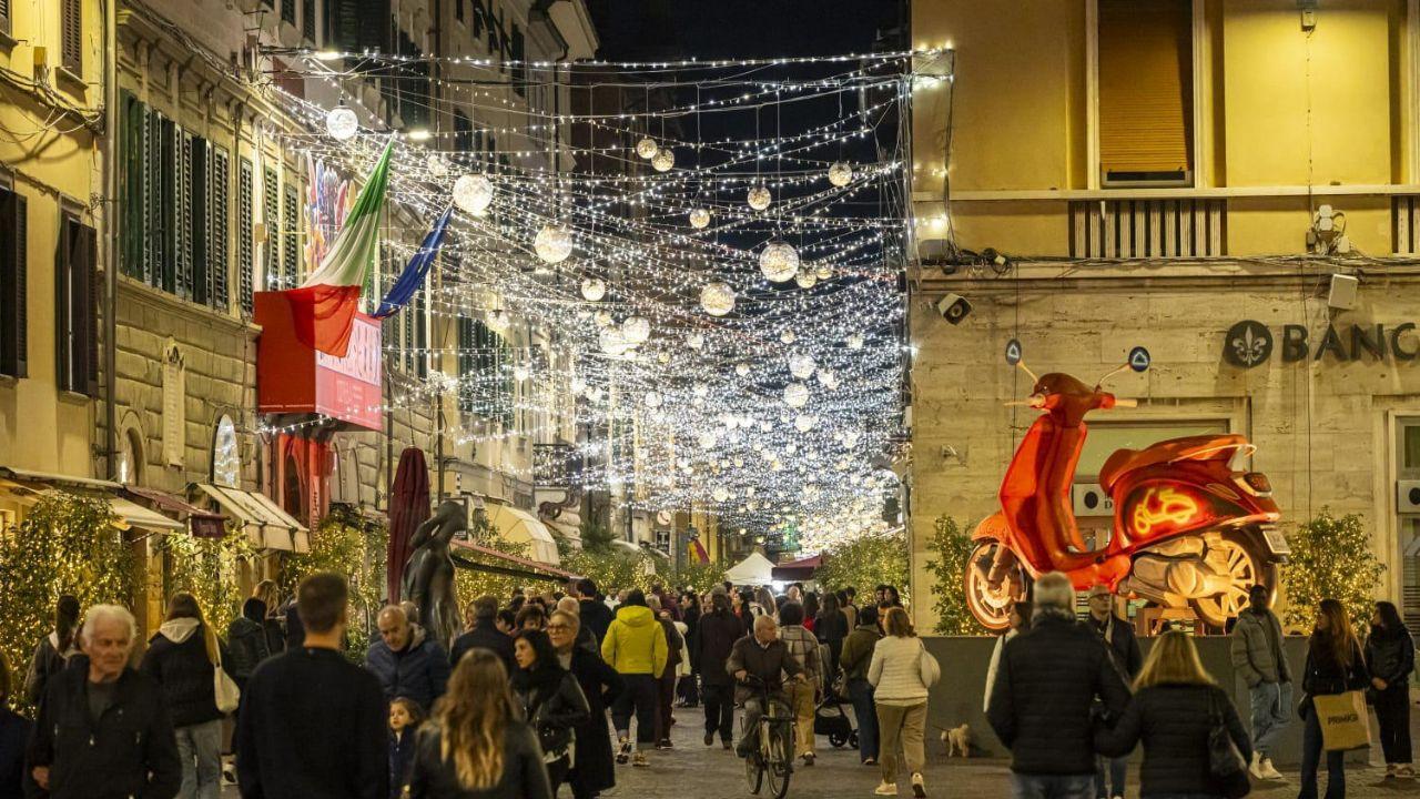 Il corso principale di Pontedera illuminato a festa