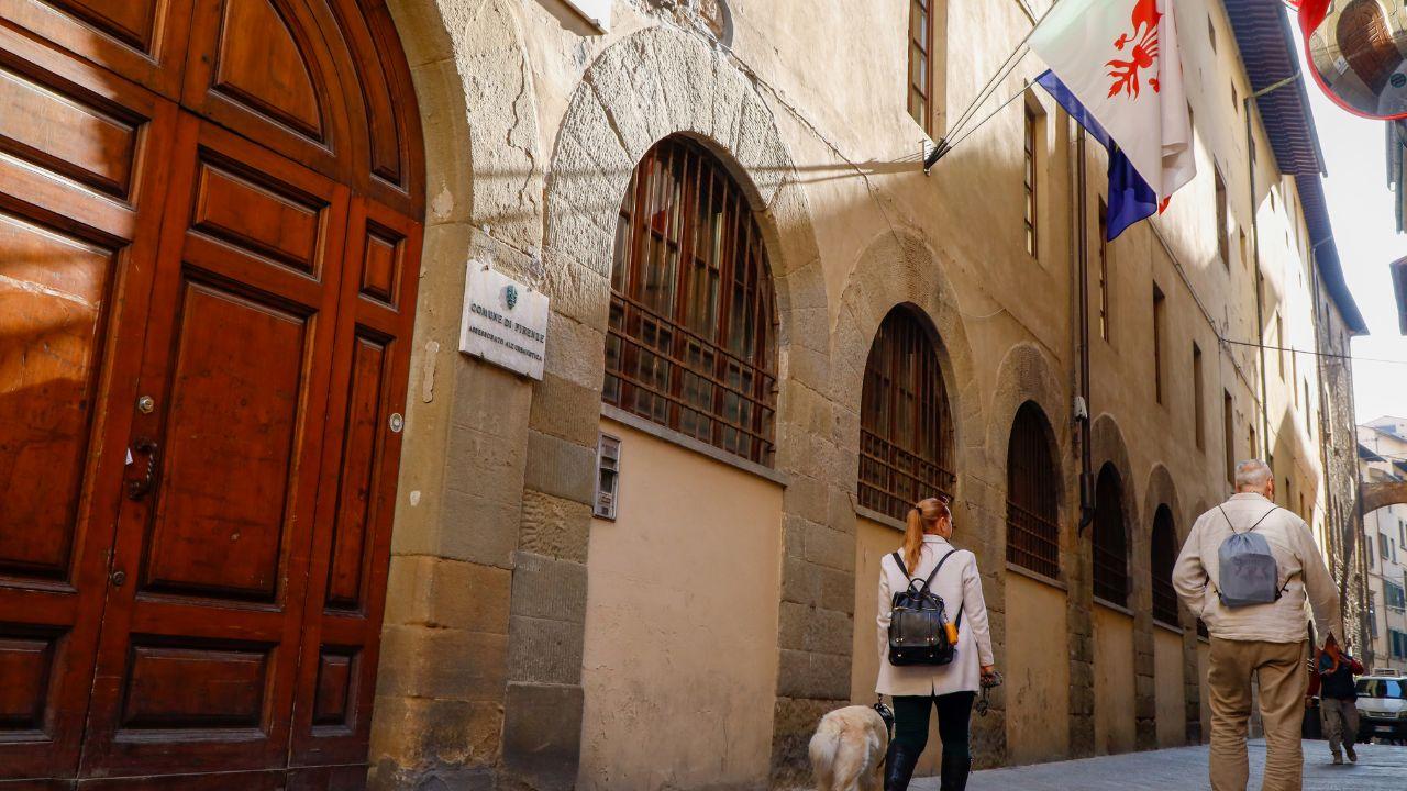 Il palazzo sede della Direnzione Urbanistica tra la torre della Castagna su via Dante Alighieri