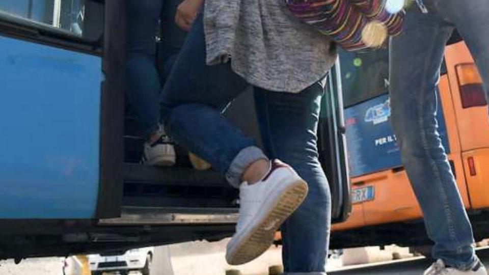 Studenti che salgono sull’autobus
