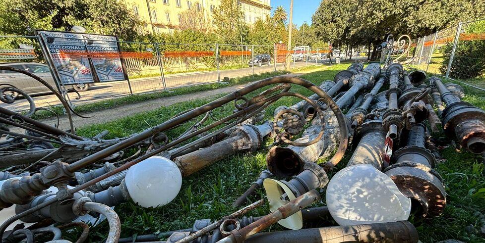 Giù i vecchi lampioni della stazione di Livorno. Infuria la polemica politica<br>
