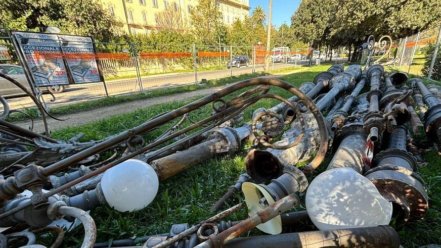 Giù i vecchi lampioni della stazione di Livorno. Infuria la polemica politica<br>