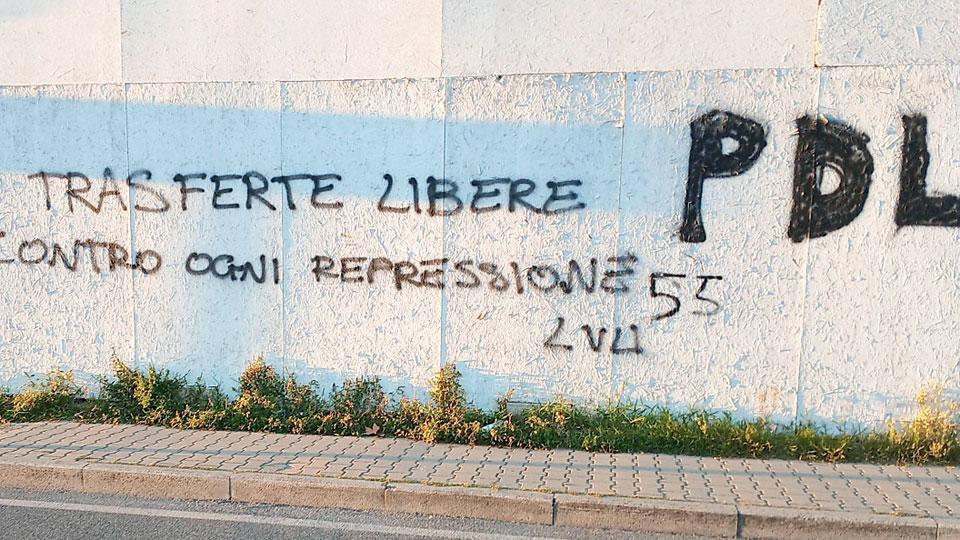 
	Scritta in citt&agrave; contro il divieto di trasferta

