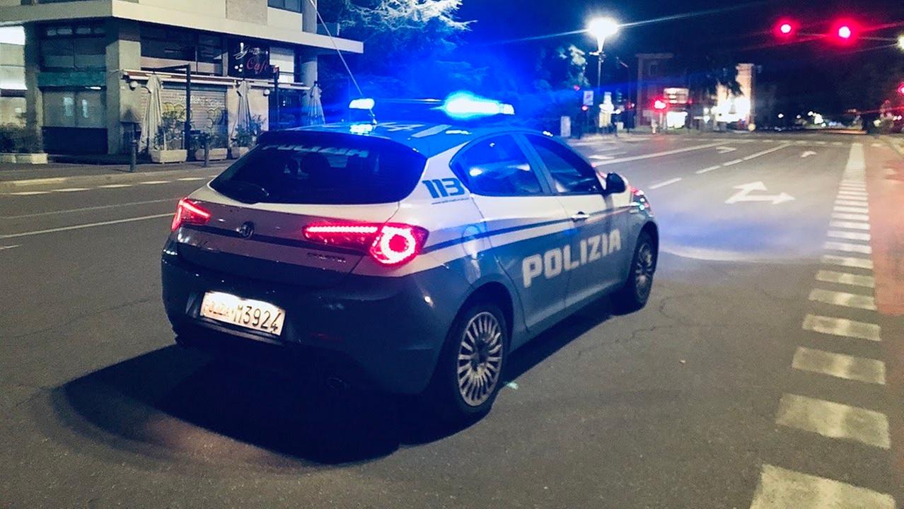 Una volante della polizia di Stato (foto d'archivio)