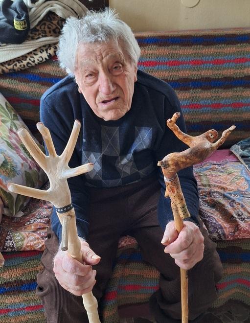 In Appennino c’è un 94enne che intaglia le radici degli alberi e le trasforma in opere d’arte