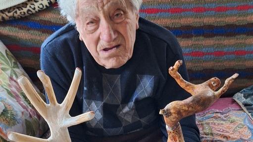 In Appennino c’è un 94enne che intaglia le radici degli alberi e le trasforma in opere d’arte