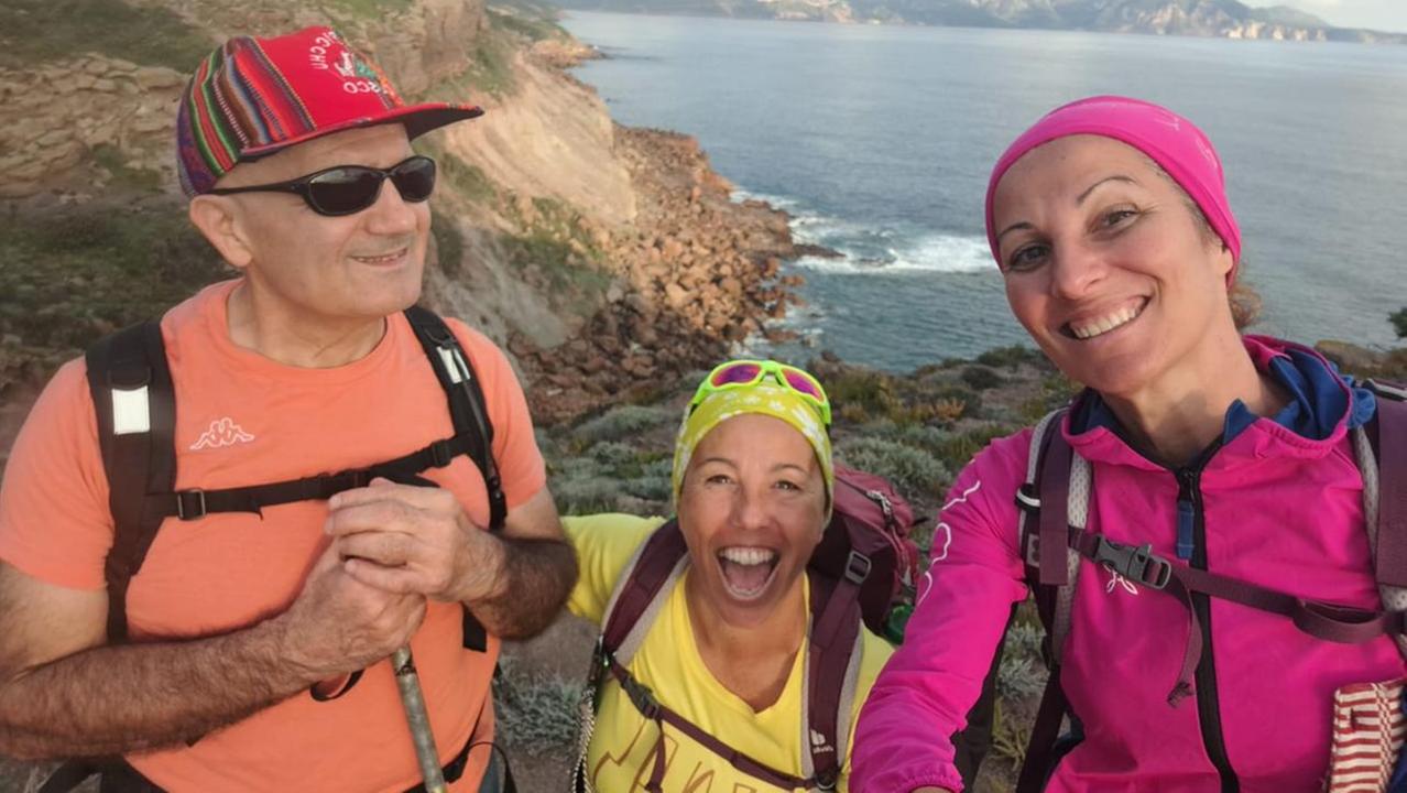 Non vedente fa il cammino di Santa Barbara: «Le guide i miei occhi e le mie mani per 100 chilometri»