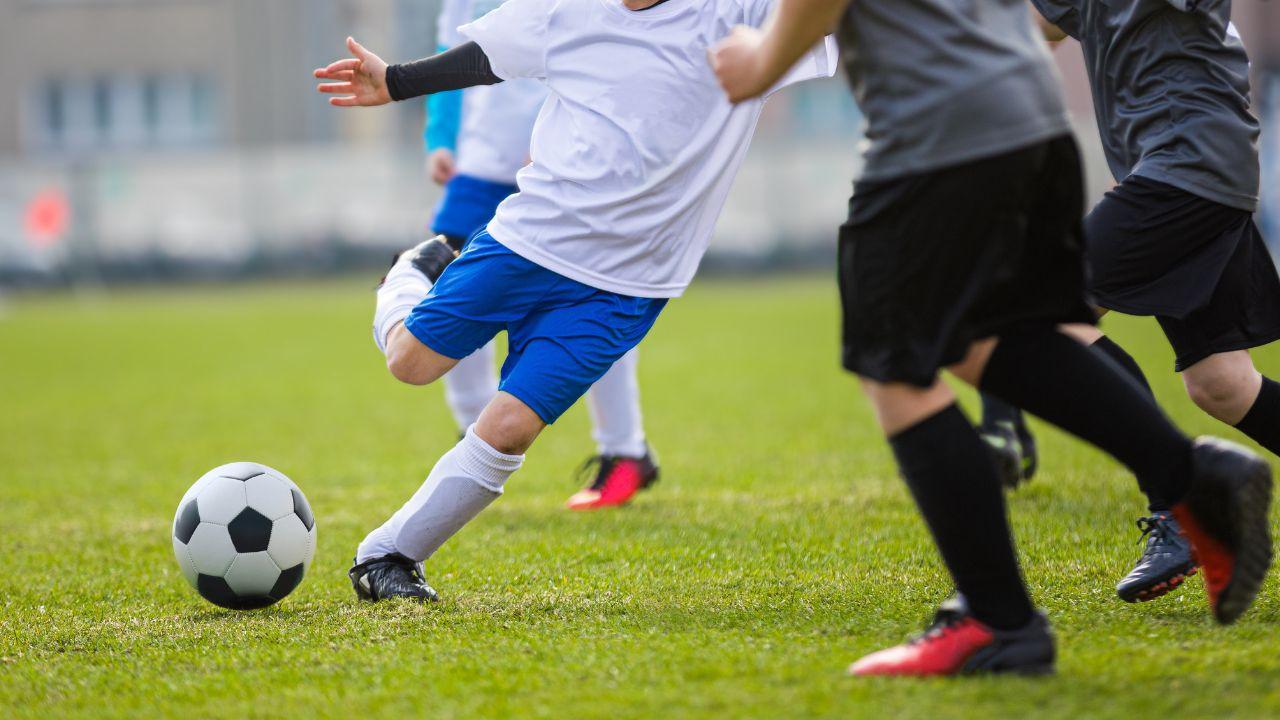 
	L'episodio choc su un campo di calcio della Toscana

