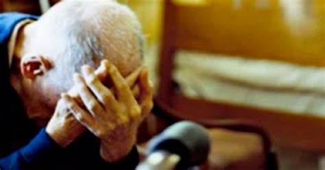 Prende a pugni il padre anziano, arrestato 46enne