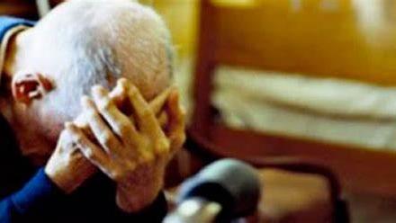 Prende a pugni il padre anziano, arrestato 46enne