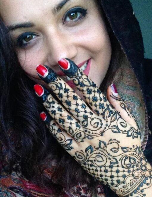 Alice Chioda decora le future spose con tatuaggi all’henné