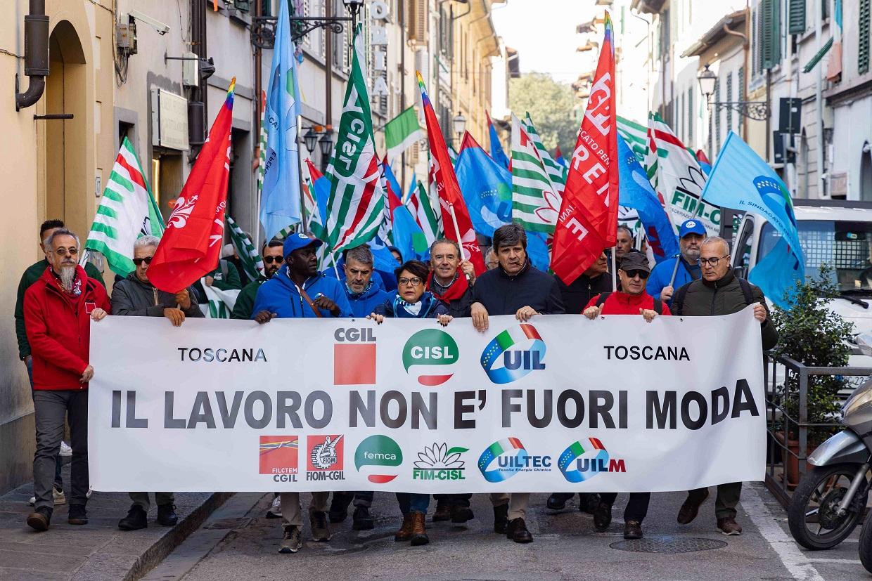 Firenze, duemila in piazza per la moda in crisi: “Serve più cassa integrazione”