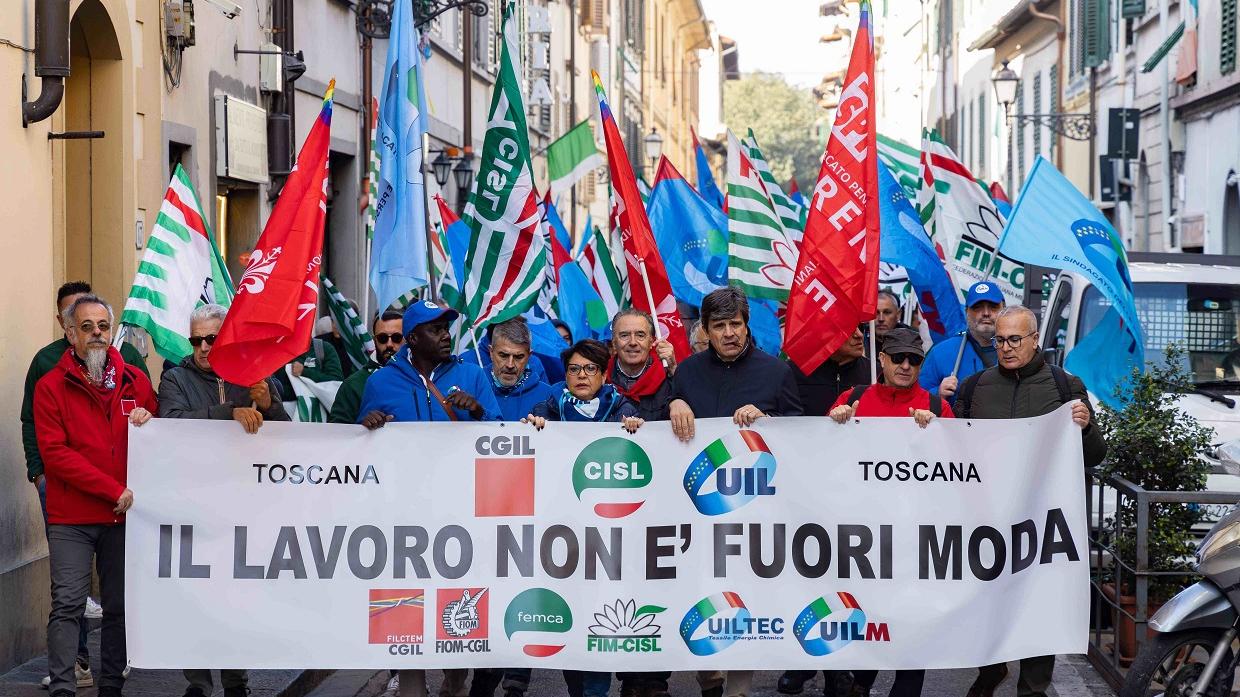 Firenze, duemila in piazza per la moda in crisi: “Serve più cassa integrazione”