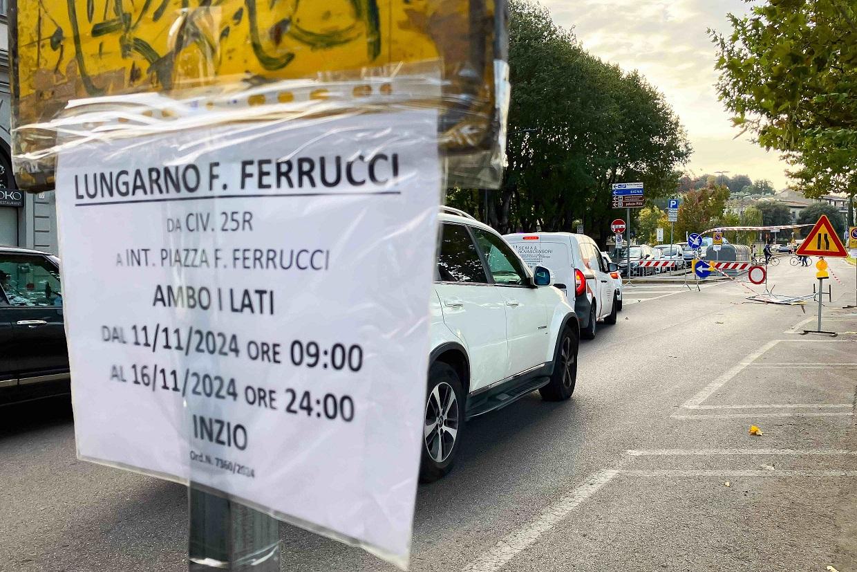 Firenze, chiude il lungarno Ferrucci: traffico in tilt