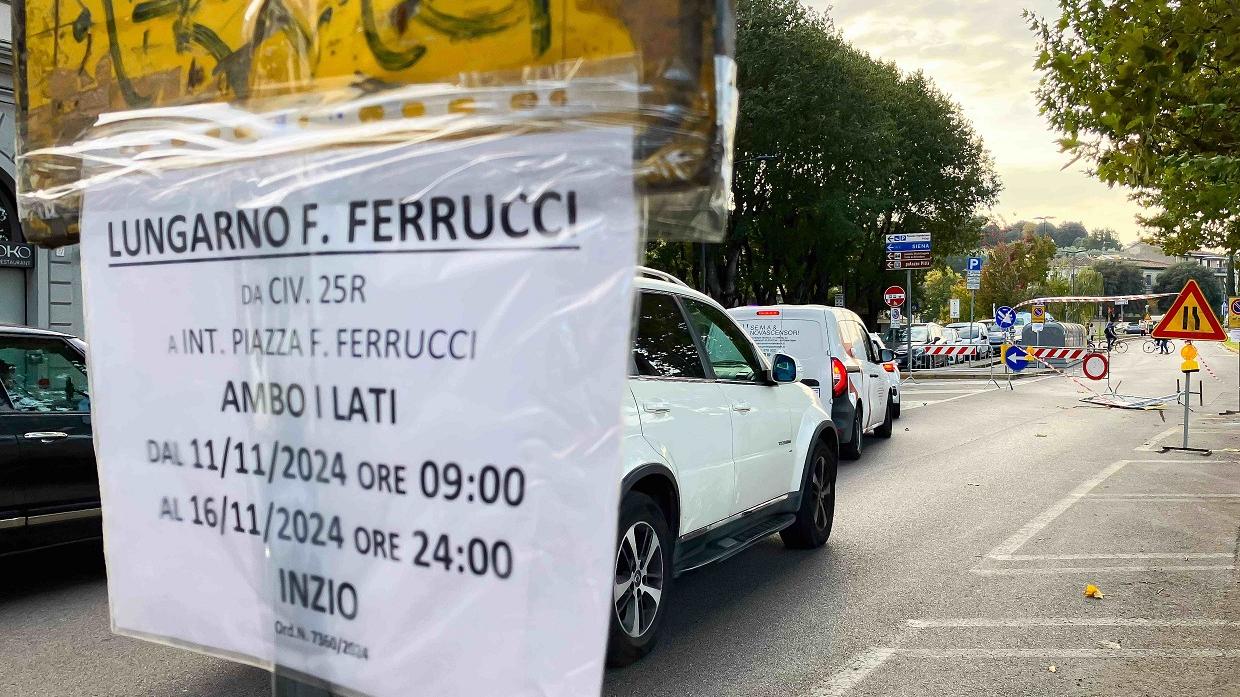 Firenze, chiude il lungarno Ferrucci: traffico in tilt