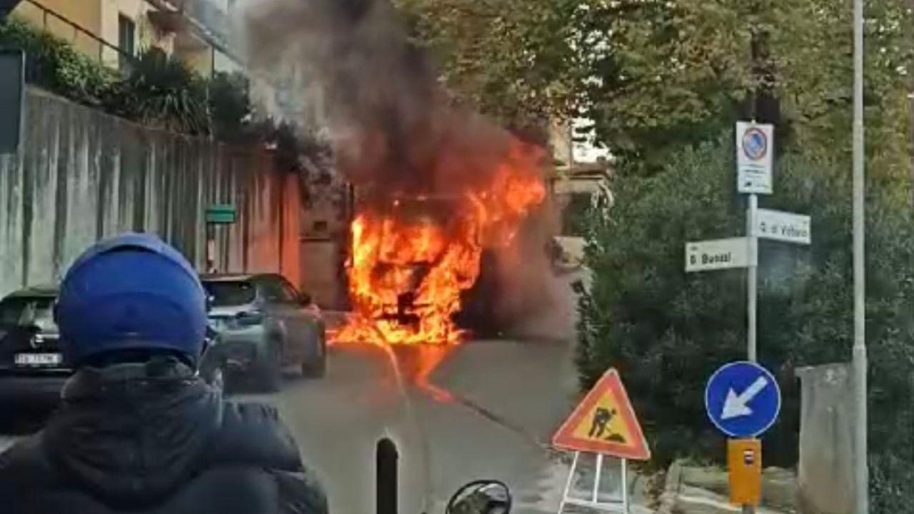 
	Lo sculabus a fuoco (Foto: Dai Colli Fiorentini)

