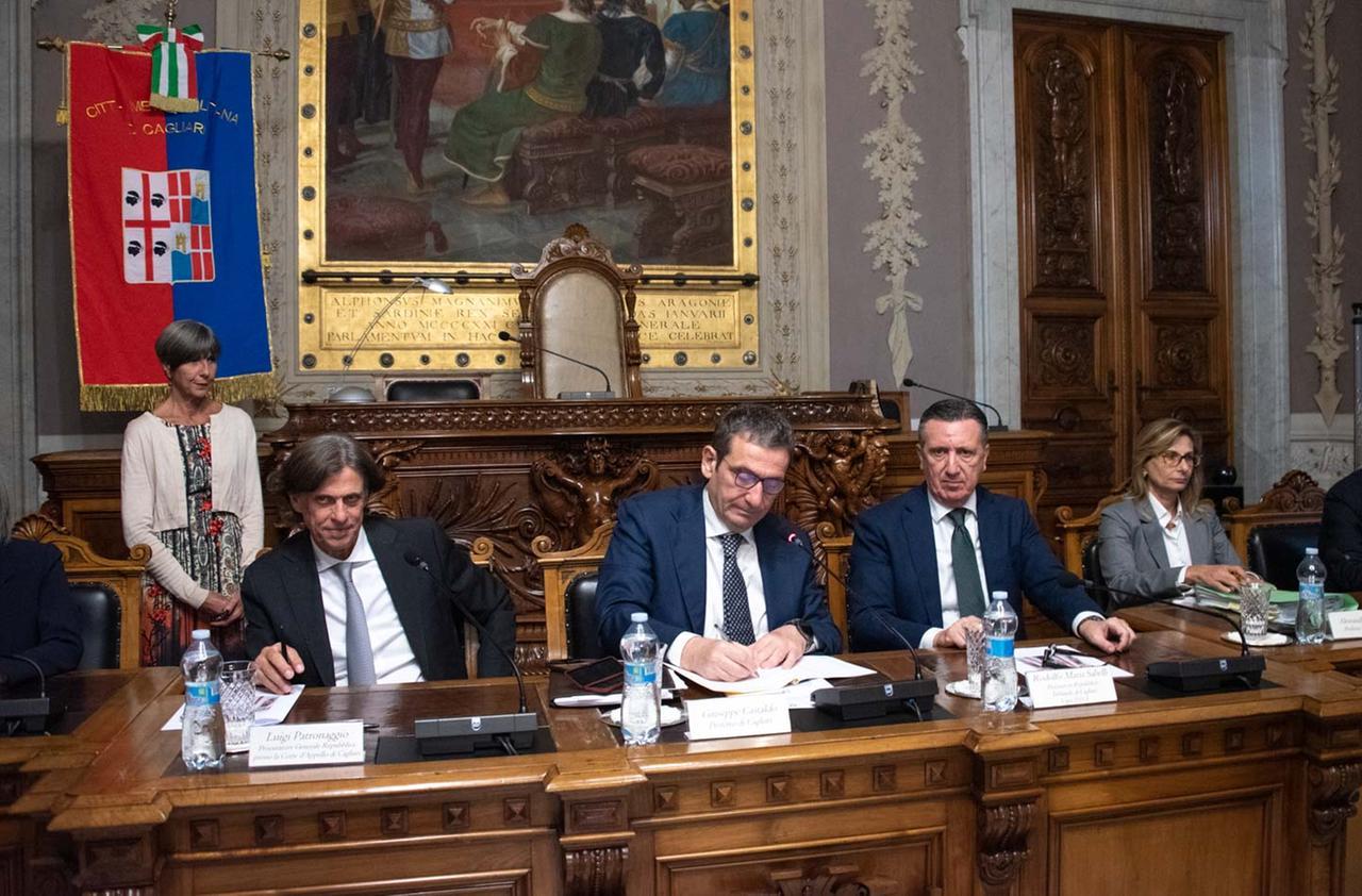 
	La firma del protocollo in prefettura a Cagliari <em>(foto Mario Rosas)</em>

