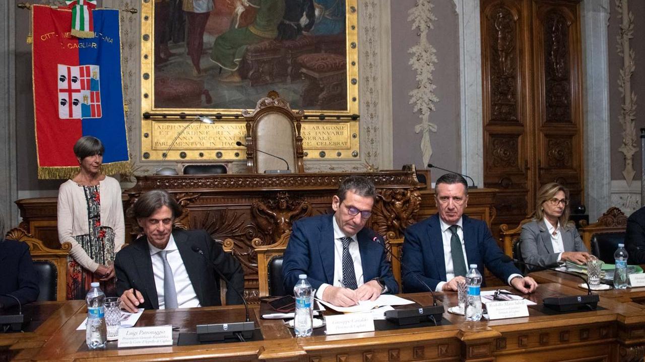 La firma del protocollo in prefettura a Cagliari <em>(foto Mario Rosas)</em>