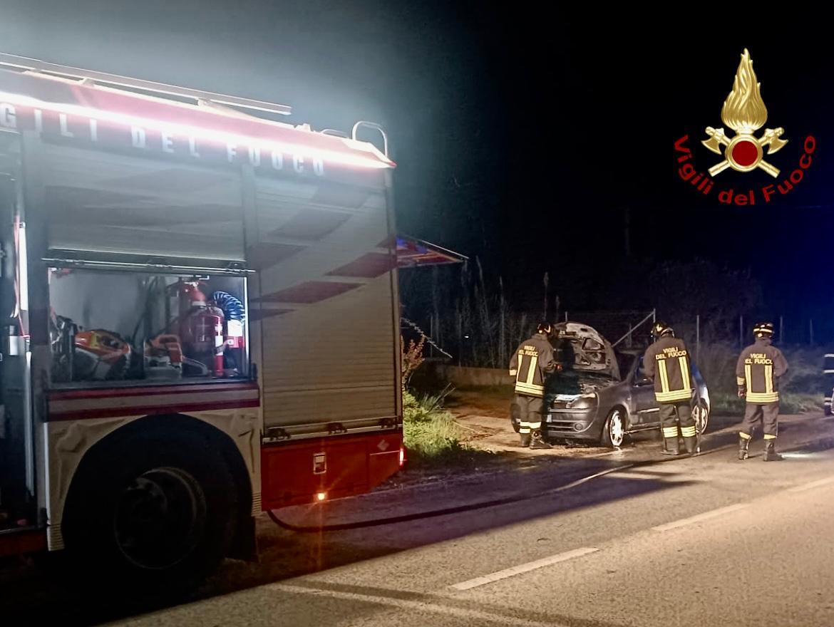 Alghero, l’auto prende fuoco in marcia: paura in strada