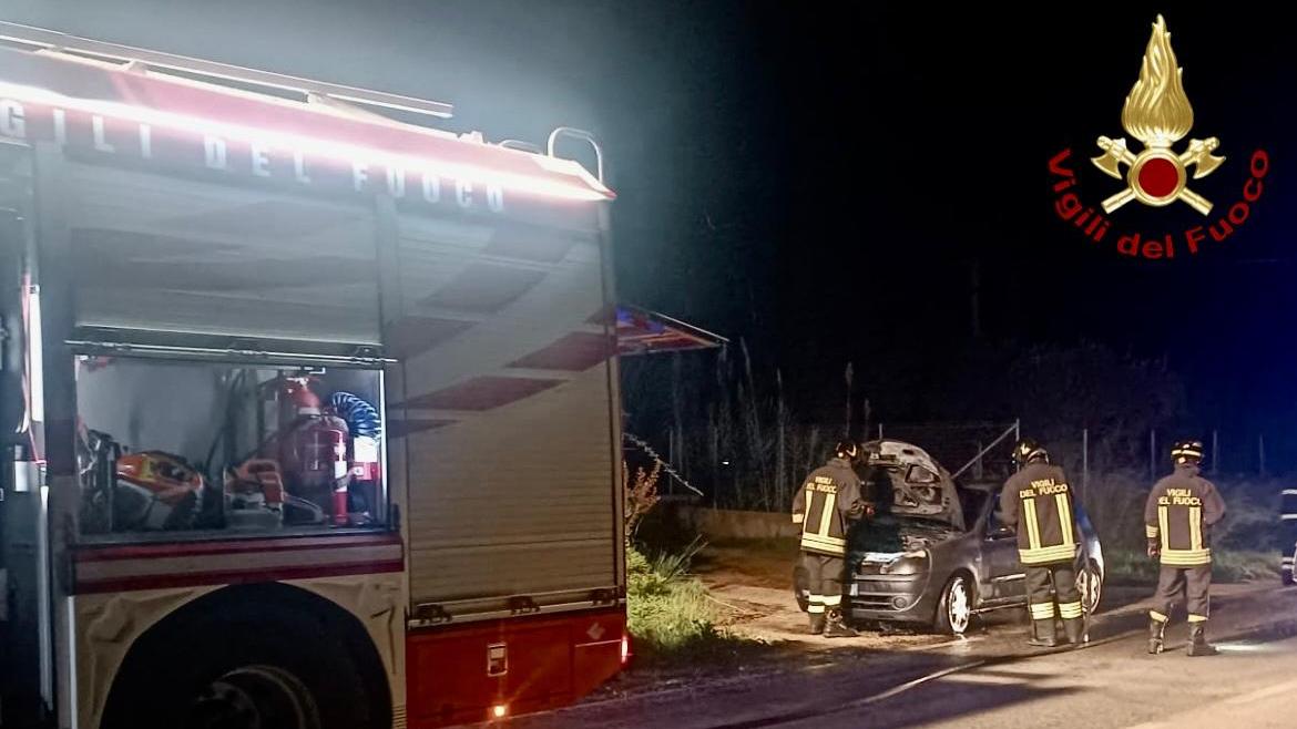 Alghero, l’auto prende fuoco in marcia: paura in strada