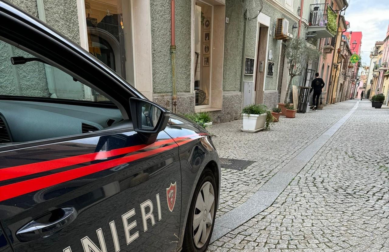 Vandali scatenati nel centro di Olbia, incendiata una fioriera