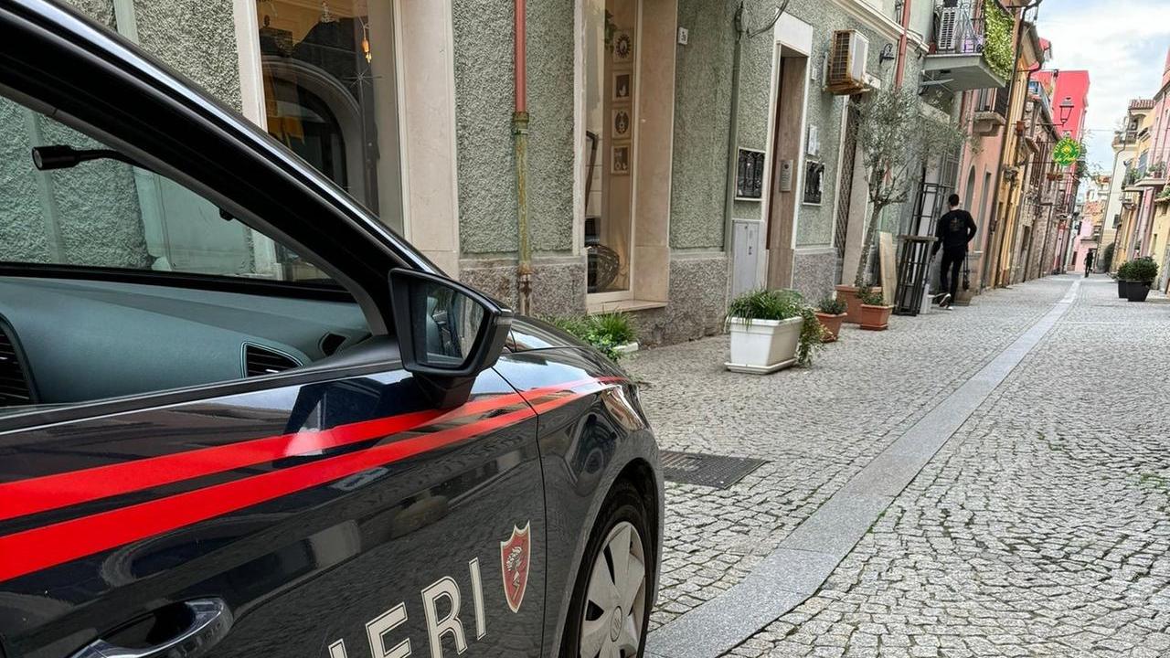 Vandali scatenati nel centro di Olbia, incendiata una fioriera