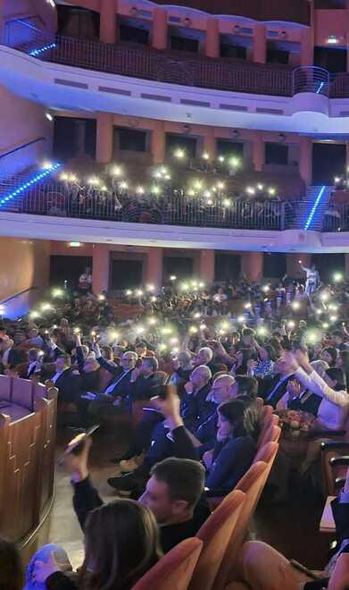 Tante luci tra il pubblico alla grande festa di conclusione della settima edizione del progetto Nuova Scuola il 20 maggio 2024