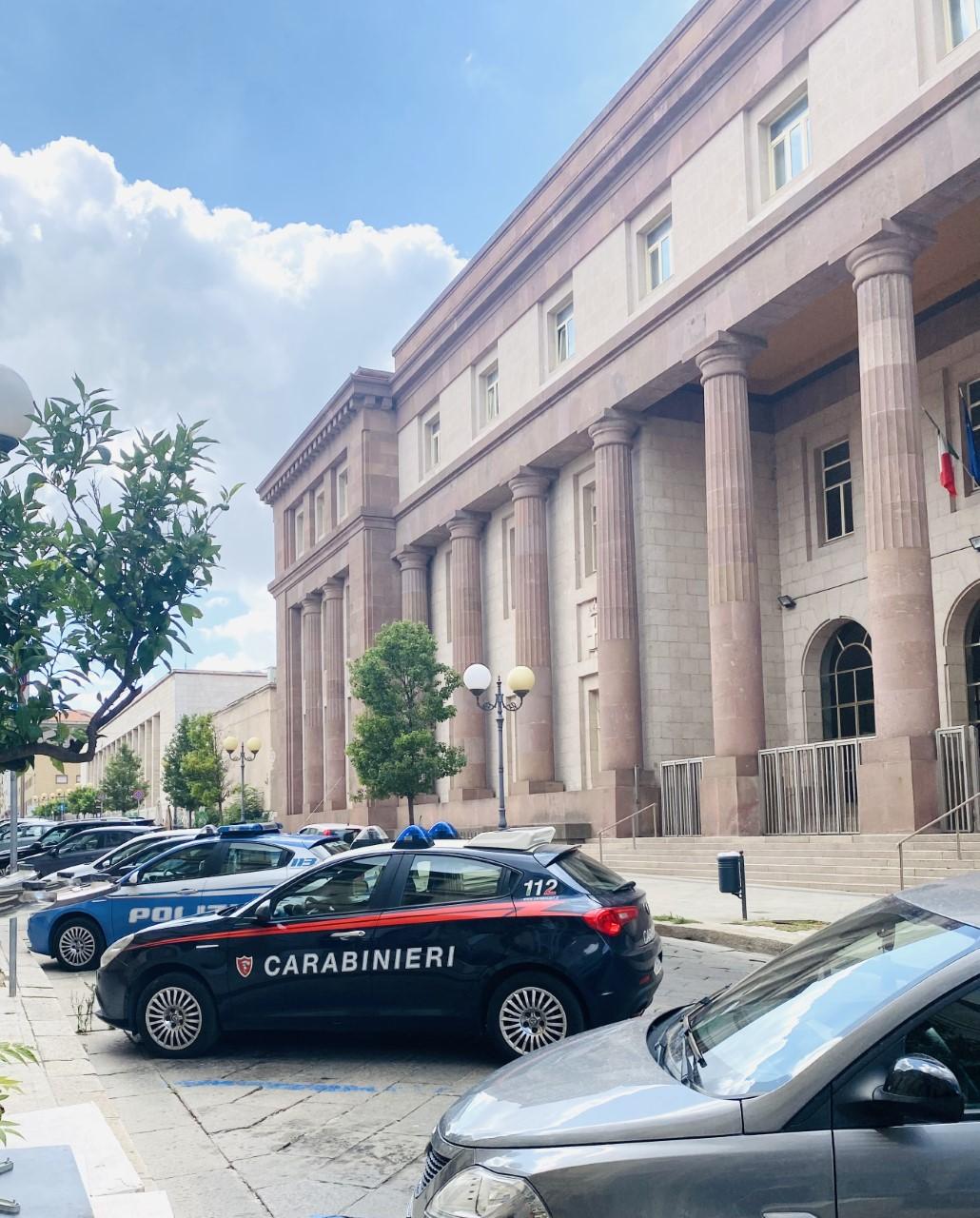 Sassari, ragazza derubata in un bar del centro chiede aiuto ai carabinieri