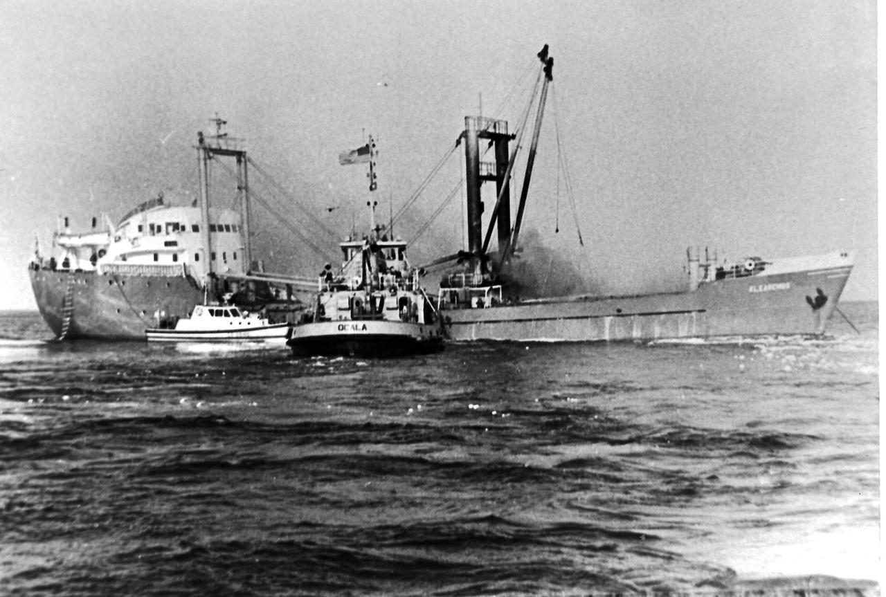 
	Il cargo Klearchos in fiamme tra le isole di Tavolara e Molara (foto Gavino Sanna)

