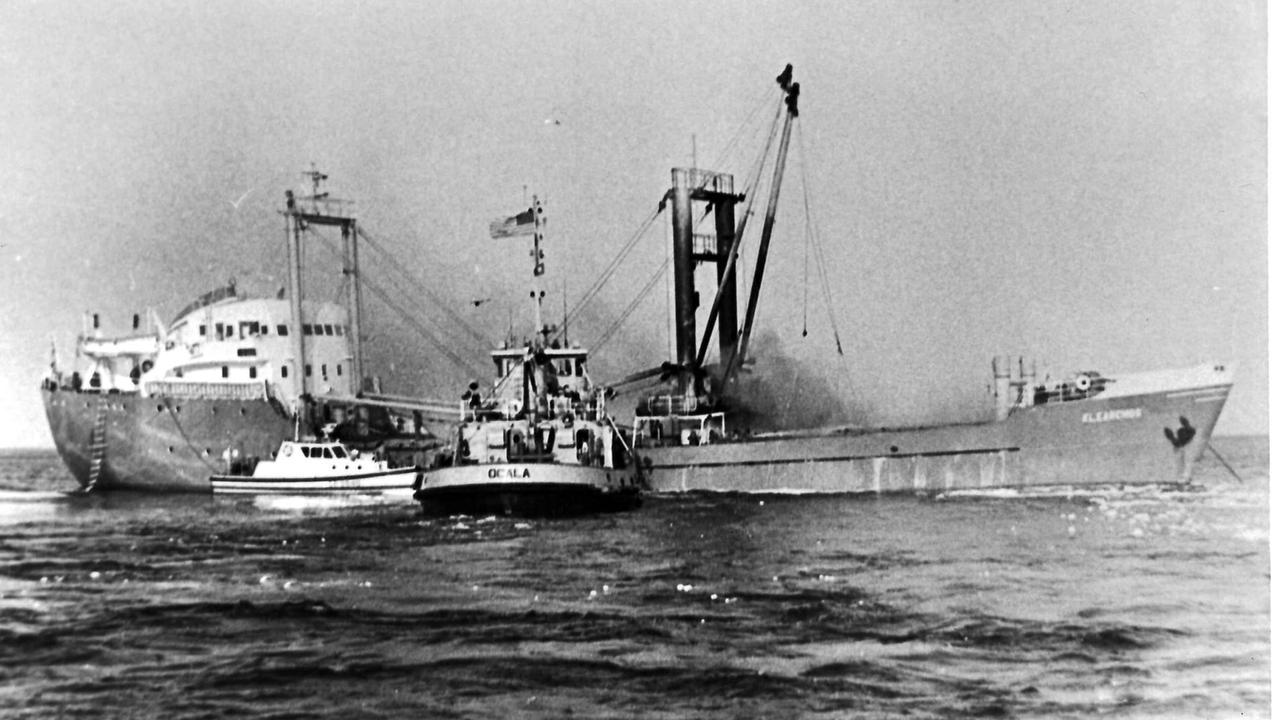 Il cargo Klearchos in fiamme tra le isole di Tavolara e Molara (foto Gavino Sanna)