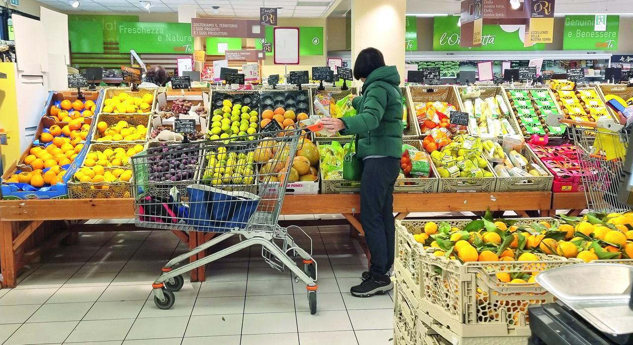 Inflazione fuori controllo, la spesa è una via crucis: «Giusto azzerare l’Iva»