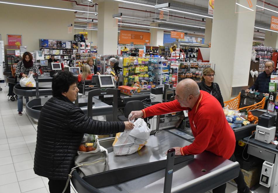 Sassari, sottomarche e corsa alle offerte: «Così ci si ripara dal carovita»