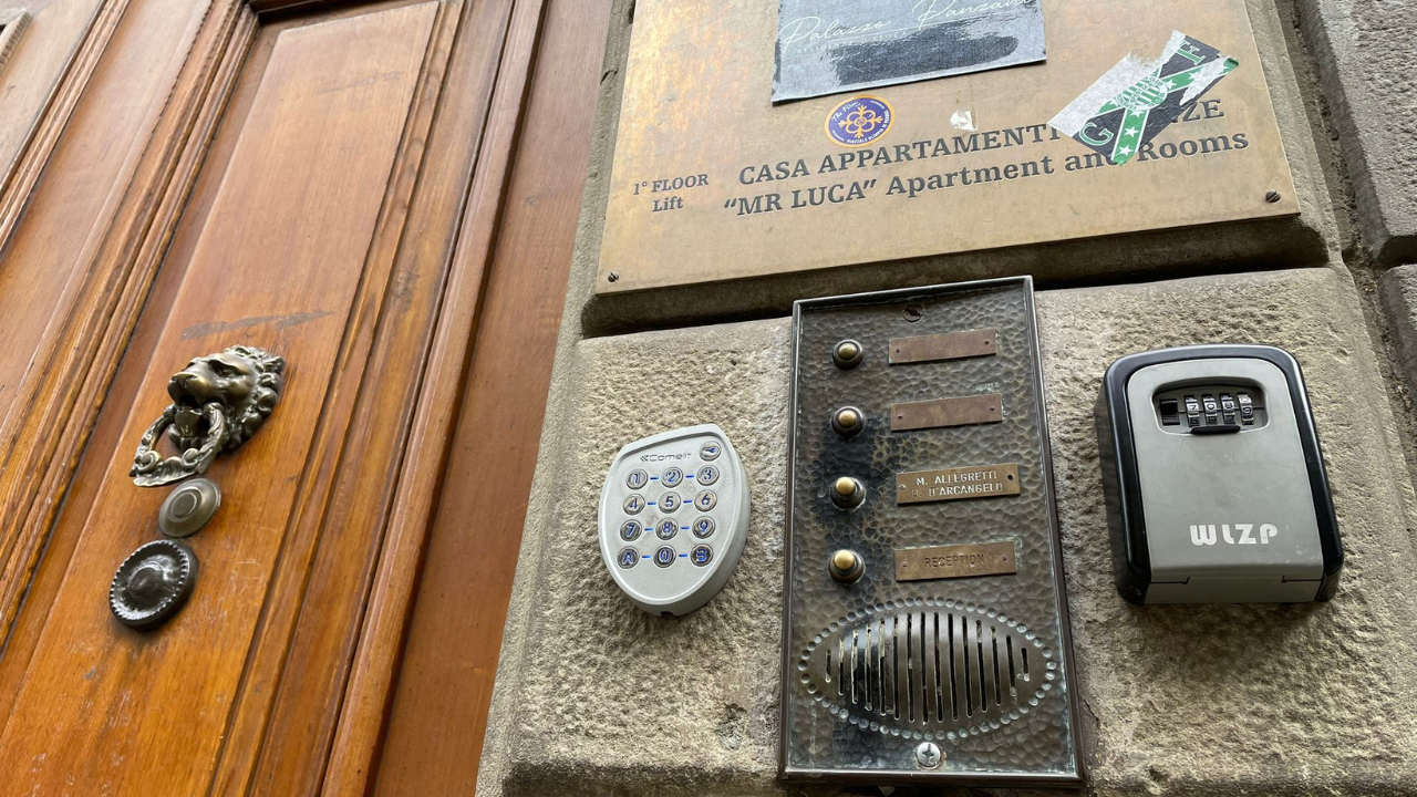 Keybox vietate a Firenze: andranno rimosse dai palazzi. Il decalogo del Comune contro il boom degli affitti brevi