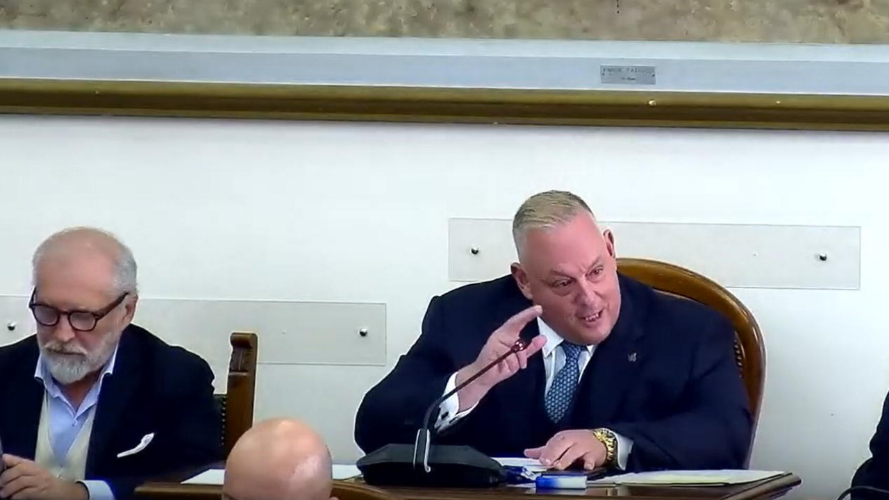 il sindaco Antonfrancesco Vivarelli Colonna durante la seduta del consiglio comunale di ieri
