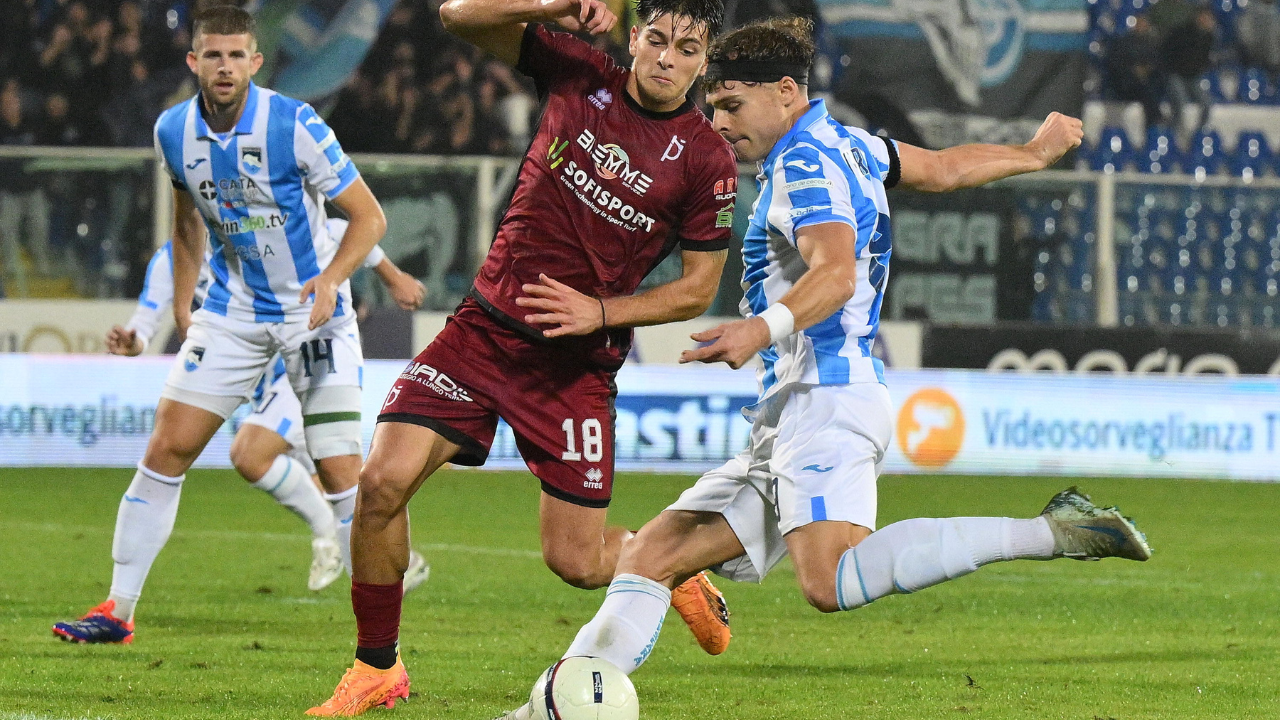 Il granata Guidi in azione nel corso del match giocato in casa del Pescara