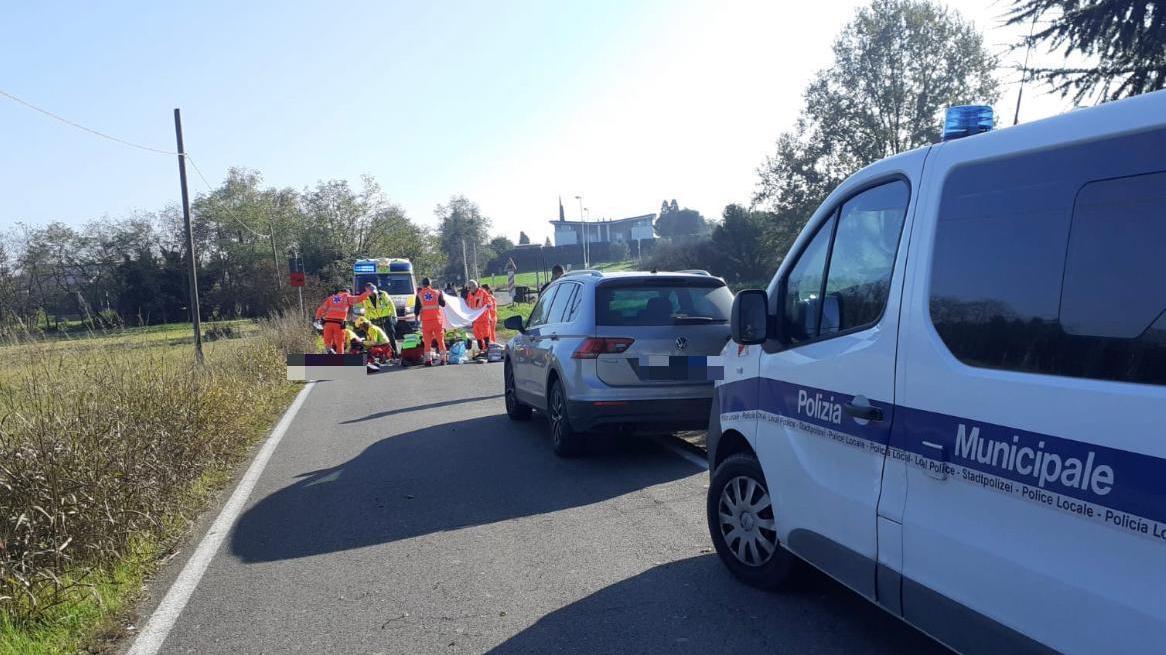 Ciclista trovato a terra accanto alla bicicletta: è gravissimo